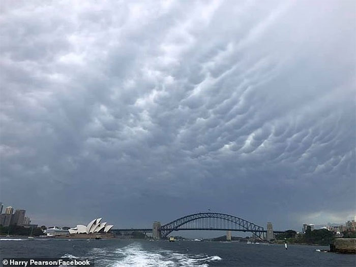 Chiêm ngưỡng đám mây kì lạ xuất hiện trên bầu trời Australia