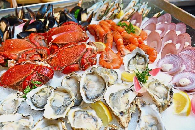 Người phụ nữ đau bụng sau khi ăn hải sản, bác sĩ kinh hoàng lôi thứ này từ bụng cô