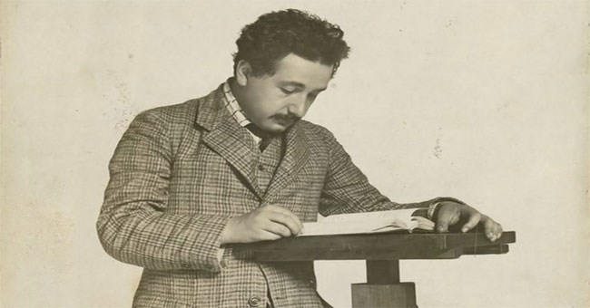 Thói quen học tập kỳ lạ của thiên tài thông minh nhất lịch sử Albert Einstein