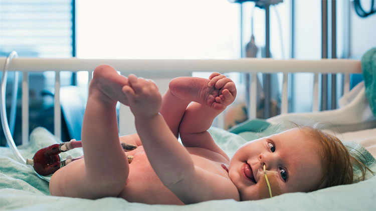 Máy trợ tim nhân tạo mini giữ nhịp đập cho những trái tim bé bỏng