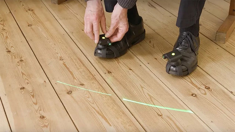 Giày Laser hỗ trợ bệnh nhân Parkinson đi lại