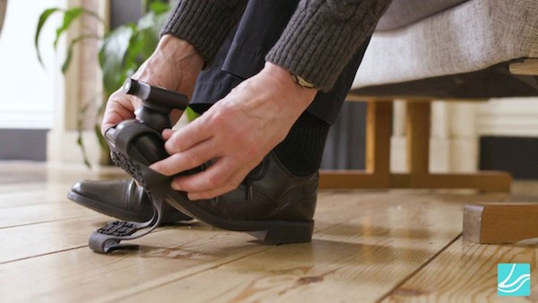 Giày Laser hỗ trợ bệnh nhân Parkinson đi lại