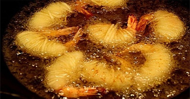 Vì sao khi chiên ngập dầu, thức ăn lại nổi lên trên?