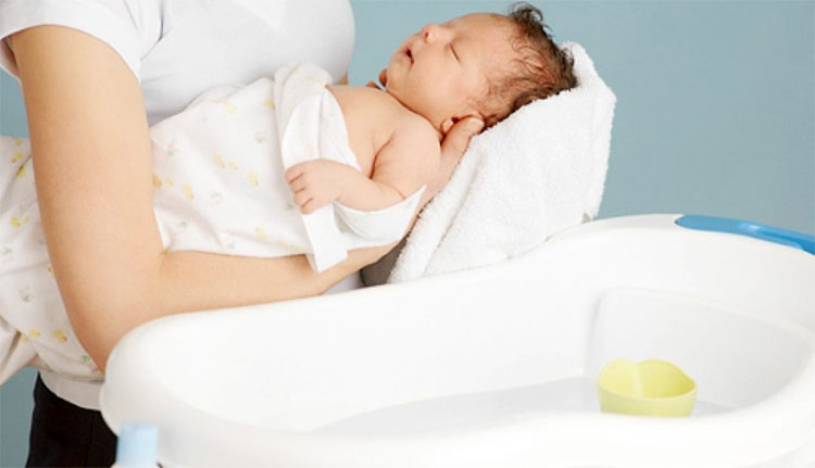 4 điều phải tránh khi cho trẻ tắm vào mùa đông