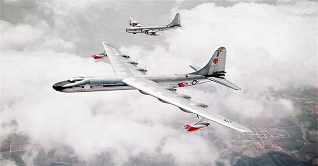 Vì sao có tàu ngầm nguyên tử mà không có máy bay nguyên tử?