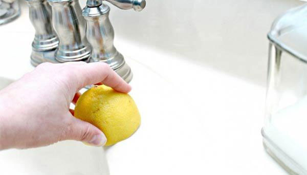 Những vết bẩn lưu lại lâu ngày này thường rất khó tẩy sạch, bạn nên dùng giấm và chanh để loại bỏ vết bẩn nhanh chóng.