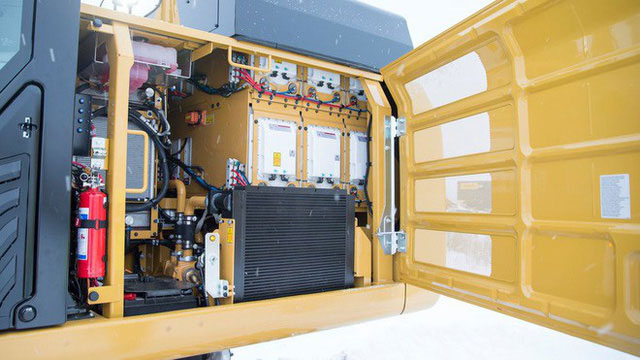 Máy xúc chạy hoàn toàn bằng điện, có cục pin nặng 3,4 tấn, hoạt động 7 tiếng mỗi lần sạc