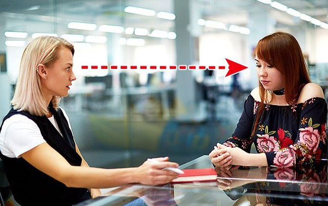 Tại sao nhìn chằm chằm gây khó chịu, ức chế?