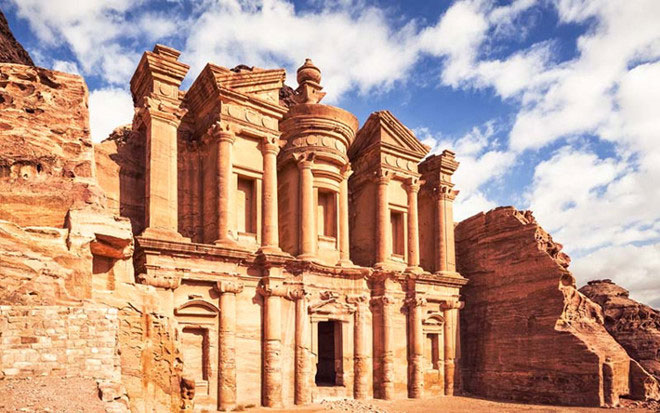 Biển nào ở Jordan được xem là cái rốn của địa cầu?