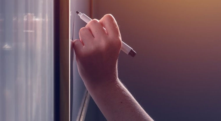 Vì sao trẻ bú bình có nhiều khả năng thuận tay trái?