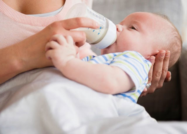 Vì sao trẻ bú bình có nhiều khả năng thuận tay trái?