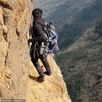 Rùng mình cảnh người đàn ông đi bộ trên vách núi cao 1.200m nguy hiểm nhất thế giới