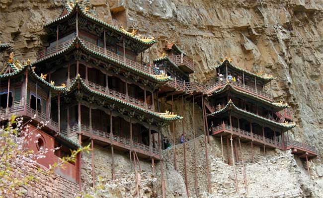 Bí ẩn về ngôi chùa 1500 năm tuổi nằm chênh vênh giữa hẻm núi dựng đứng