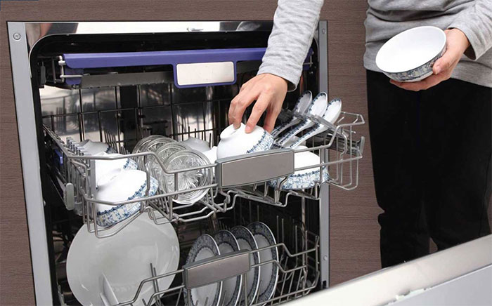 Sai lầm khi rửa bát chỉ làm gia tăng thêm vi khuẩn mà bạn không hề hay biết