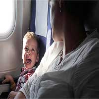 Tại sao em bé thường khóc trên máy bay?