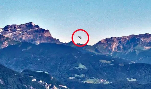 Phát hiện UFO được cho đang rời khỏi căn cứ trên dãy Alps
