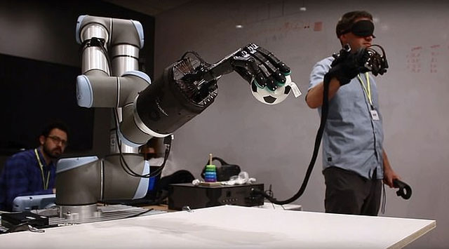 Bàn tay robot dành cho những người yêu xa