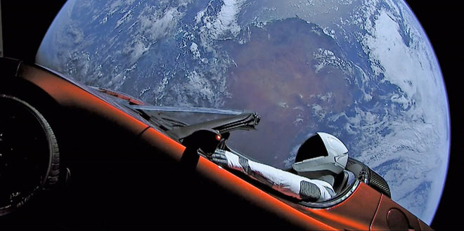 Tesla Roadster là chiếc xe đi xa nhất trong lịch sử sau khi được phóng vào vũ trụ 1 năm trước