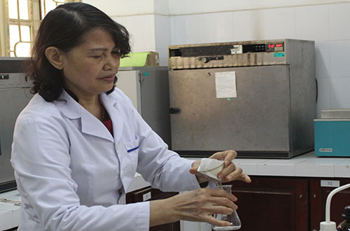 Nhà khoa học nữ chuyên 