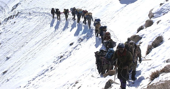 Ngôi làng kỳ lạ tại Pakistan: Phụ nữ muốn leo núi đến kiệt quệ mới thấy hạnh phúc