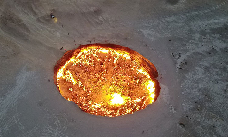 Hố Darvaza nhìn từ trên cao.