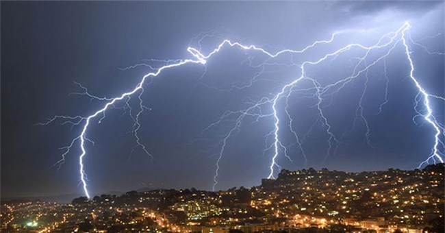 Cơn giông mạnh nhất trong lịch sử, điện thế 1,3 tỷ volt