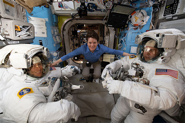 NASA trực tiếp khoảnh khắc phi hành gia bước ra ngoài vũ trụ thực hiện sứ mệnh
