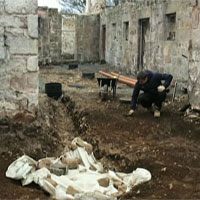 Đặt ống nước, vô tình "mở cửa" mộ cổ 4.000 năm
