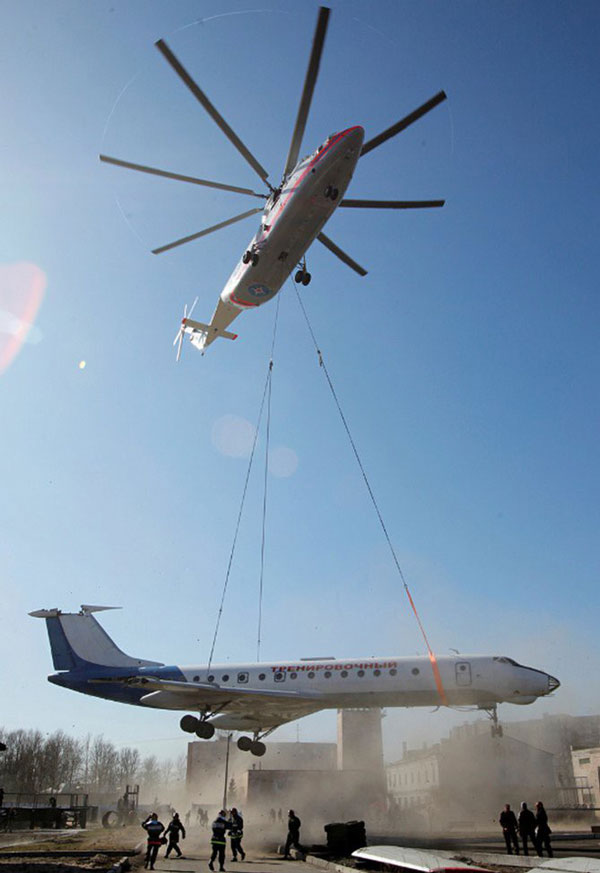 Khám phá trực thăng khổng lồ Mi-26 của Nga: Đã từng chở hóa thạch voi ma mút và máy bay chở khách cỡ nhỏ