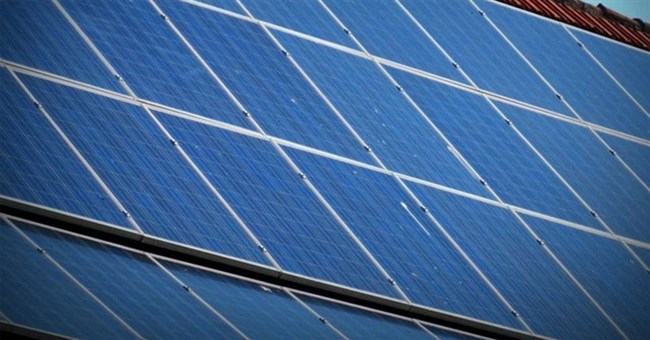 Tại sao các tấm pin mặt trời trên trạm ISS có màu vàng thay vì màu đen hay xanh trên Trái Đất?