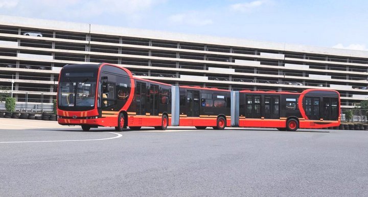 Đây là mẫu xe buýt điện dài nhất thế giới với chiều dài lên tới 26 mét, chở được 250 khách/chuyến