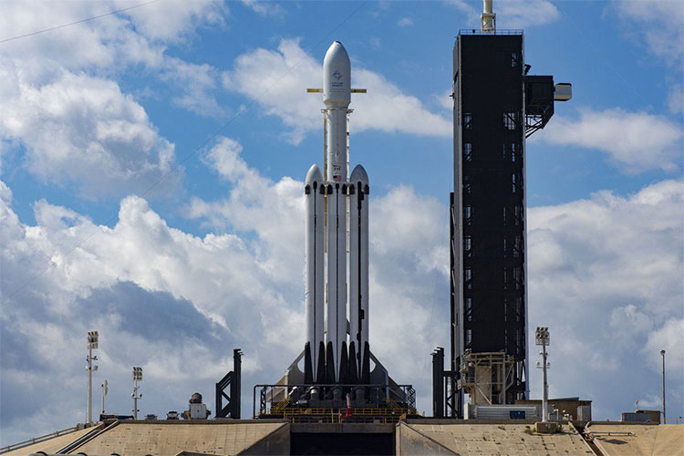 SpaceX hoãn phóng vệ tinh bằng tên lửa mạnh nhất thế giới