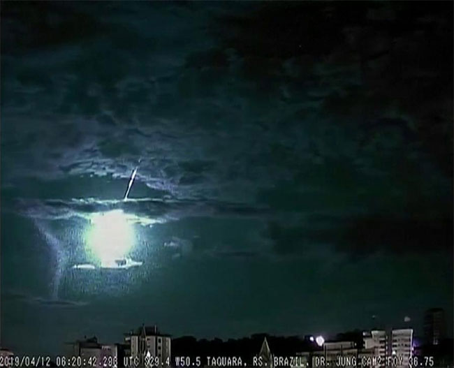 Nó lao nhanh qua khí quyển rồi bốc cháy, tạo thành quả cầu ánh sáng trên trời.