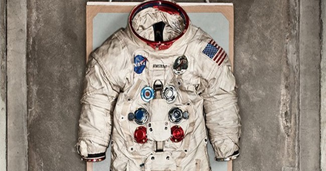 Tại sao quần áo phi hành gia phải có màu trắng?