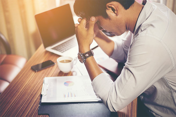 Stress công việc kéo dài gây hại sức khỏe, giảm hiệu suất công việc.