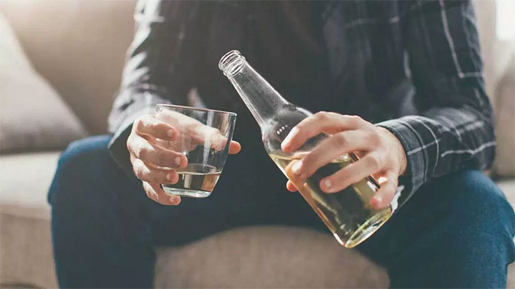 Vì sao một số người lại thích uống rượu?