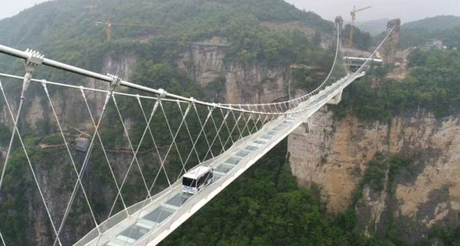 Trung Quốc: Lái xe buýt qua cầu kính khổng lồ để chứng minh độ an toàn của cây cầu