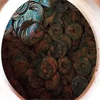 Nghệ An: Đào móng nhà vớ được hũ tiền cổ báu vật