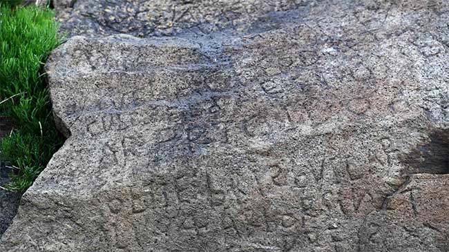 Bí ẩn phiến đá cổ 230 năm tuổi tại Pháp