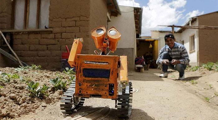 Cậu sinh viên chế tạo thành công Robot Wall-E từ vật liệu thu lượm được ở bãi rác