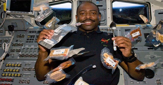Các phi hành gia ăn gì ngoài không gian?