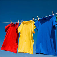 Vì sao quần áo dùng máy sấy làm khô thì mềm, nhưng phơi ngoài nắng lại cứng cong queo?