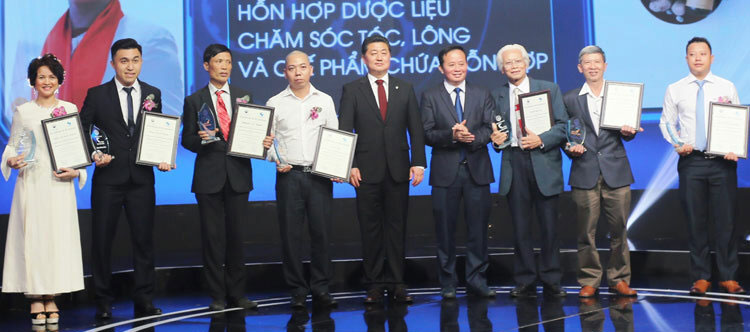 Nông dân sáng chế cột cảnh báo lũ có pháo hiệu