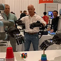Jeff Bezos "khoe" cánh tay robot đủ tinh tế để chơi rubik