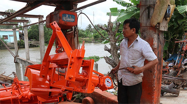 Người thợ cơ khí nông dân sáng chế chiếc máy đắp bờ hữu dụng
