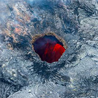 Hình ảnh tuyệt đẹp của núi lửa phun trào khi nhìn từ trên cao
