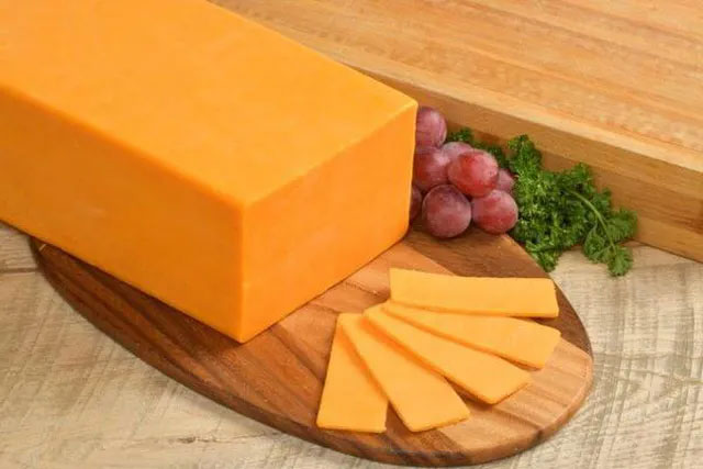 Phô mai Cheddar là một đặc sản của làng Cheddar, Somerser, Vương quốc Anh.