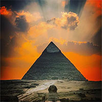 Đại kim tự tháp Giza có thể được xây dựng trên đỉnh đồi tự nhiên khổng lồ