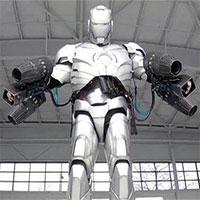 Bộ giáp Iron Man đời thực: Bay bằng 5 động cơ phản lực, chống được cả bom đạn