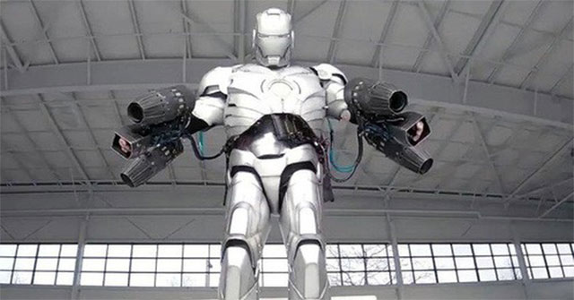 Bộ giáp Iron Man đời thực: Bay bằng 5 động cơ phản lực, chống được cả bom đạn